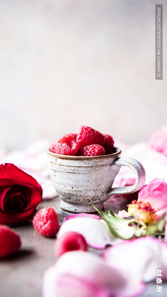 玫瑰相伴的草莓杯