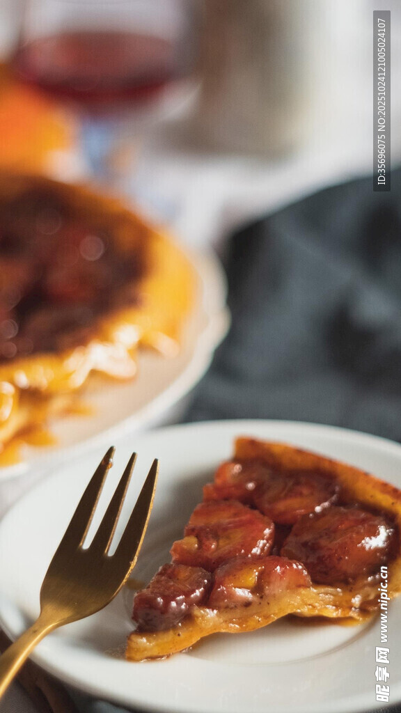 美味焦糖派与餐具