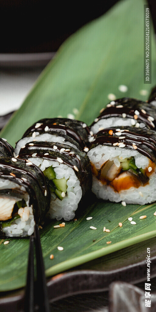 美味寿司摆于绿叶之上