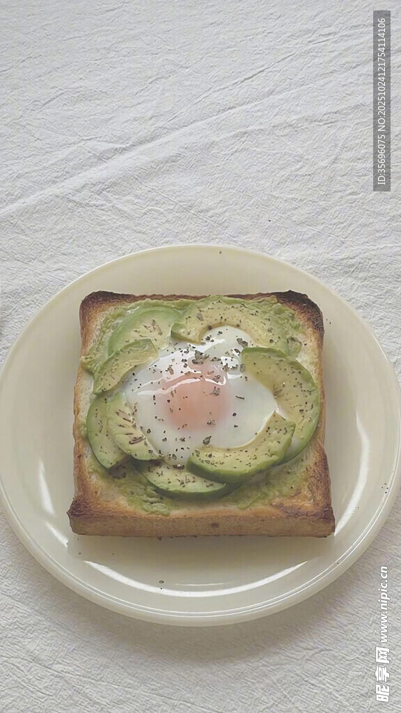 牛油果吐司配煎蛋
