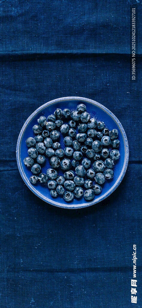 蓝色碗中的青绿色豆子