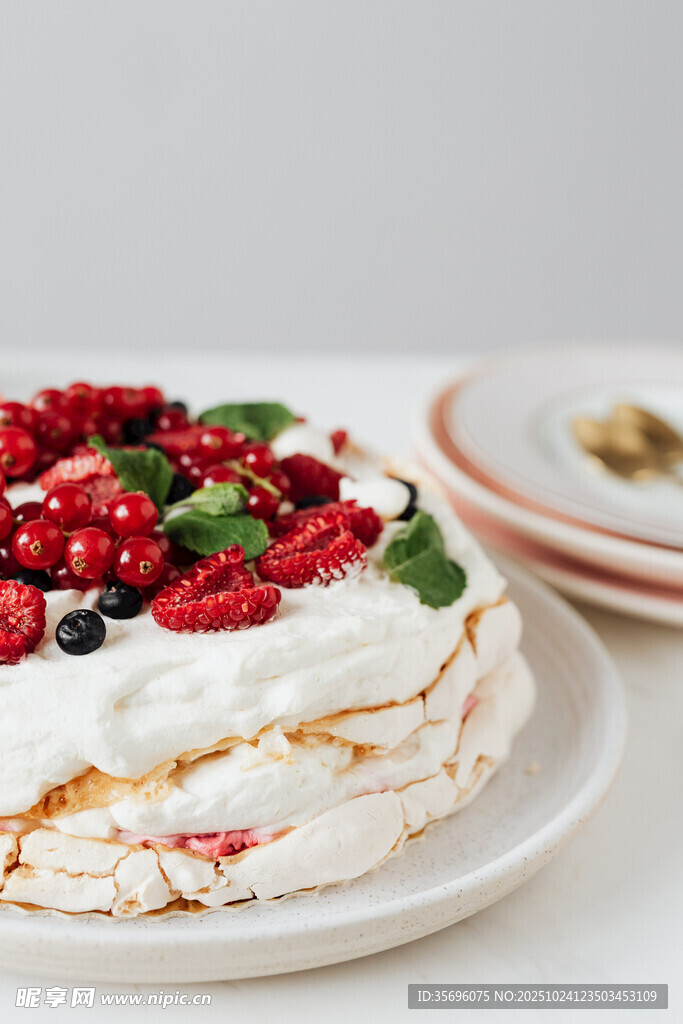 莓果装饰的美味蛋白酥蛋糕