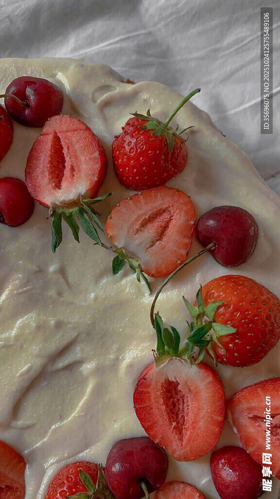 草莓樱桃装饰的美味蛋糕