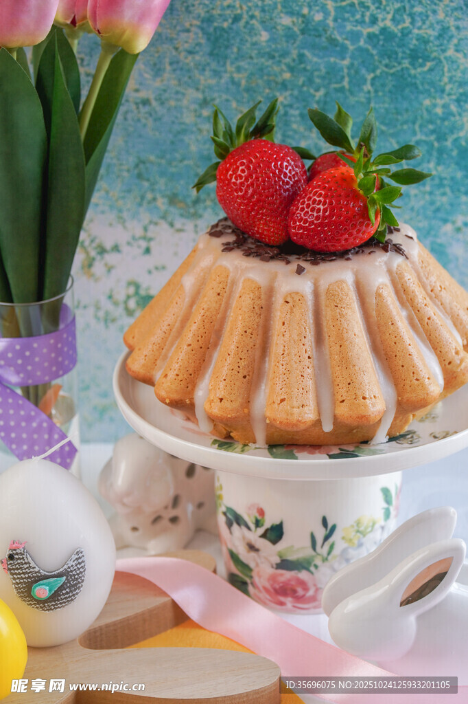 精致草莓装饰的美味布丁