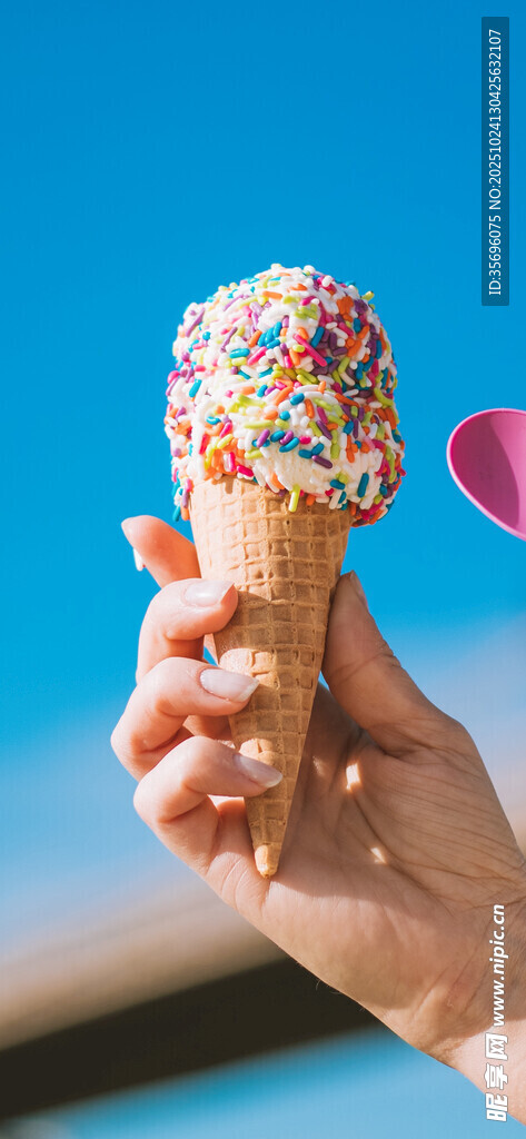 手持多彩糖屑冰淇淋
