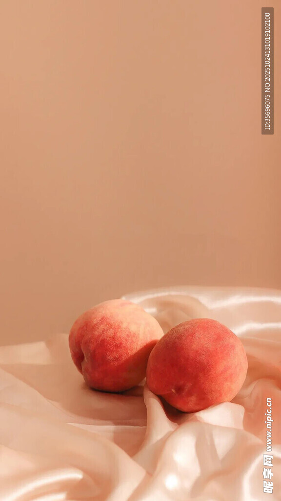 柔软布上的鲜嫩水蜜桃