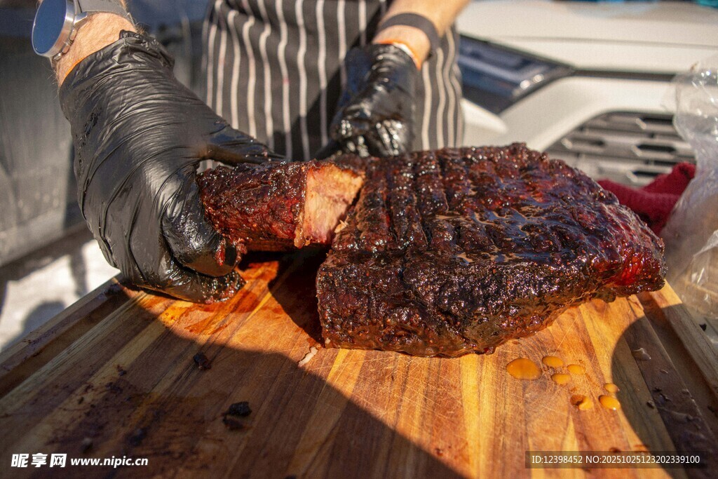 大厨切制美味熏烤牛肉
