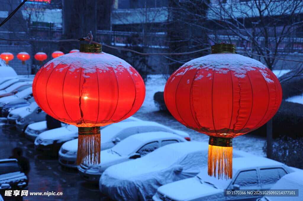 雪覆红灯笼 尽显冬日韵味