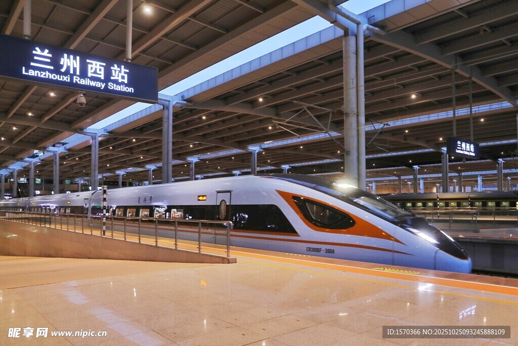 兰州西站内的高速列车