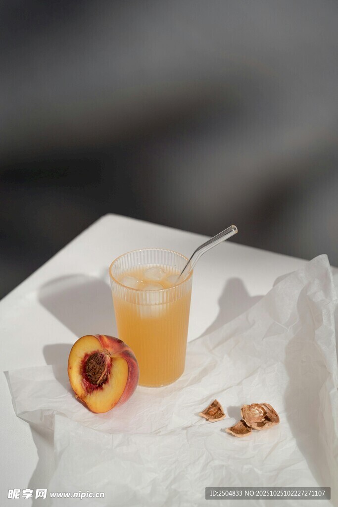 蜜桃饮品配坚果与鲜果