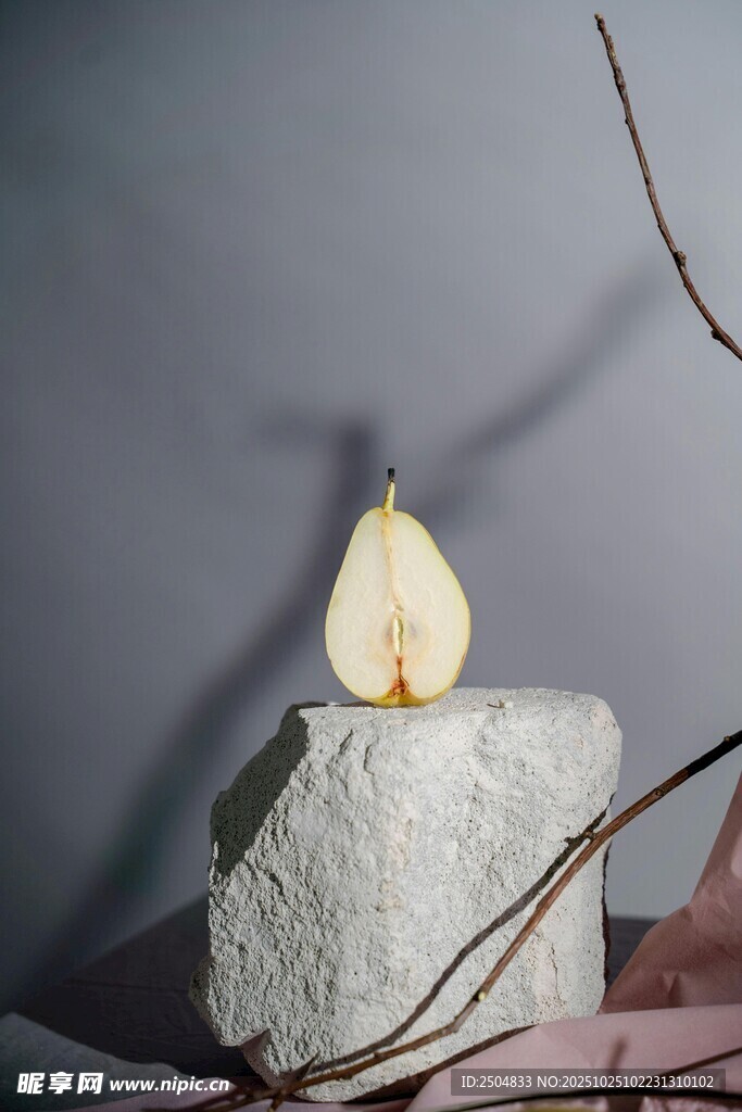 梨置于石上的静物画面