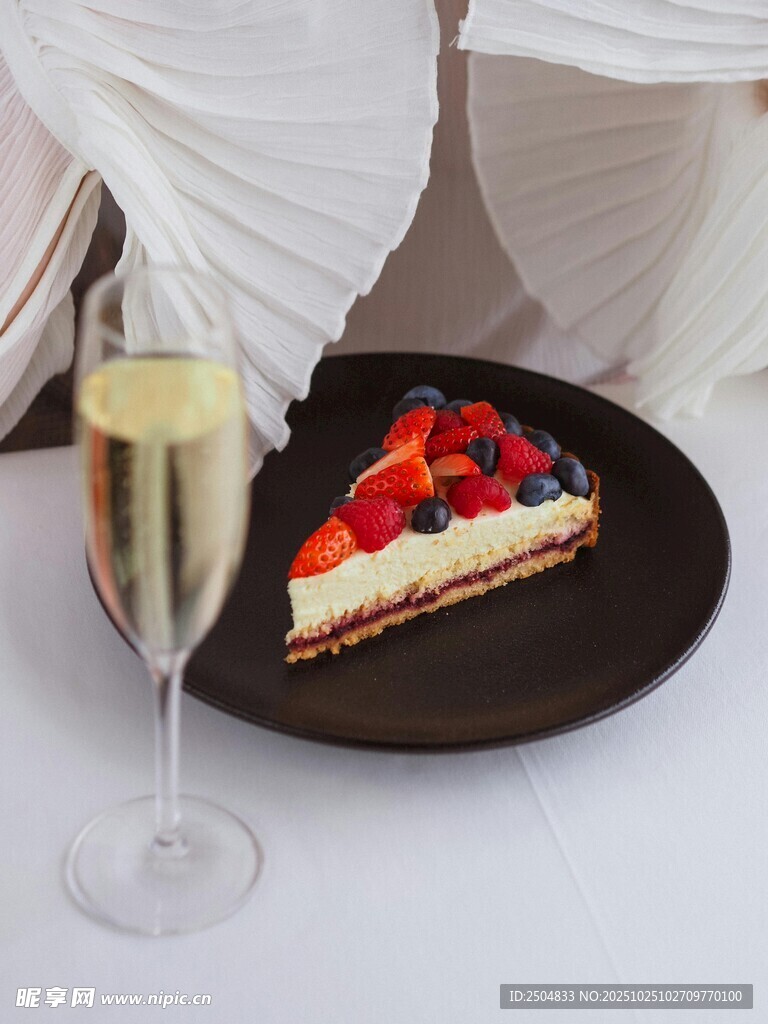 香槟配草莓芝士蛋糕