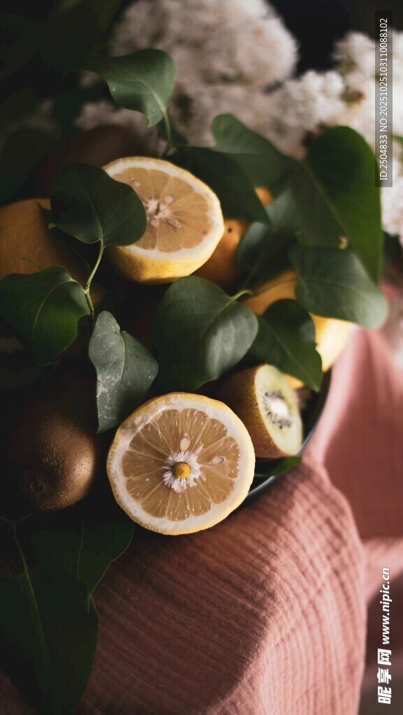 柠檬与绿叶的温馨组合