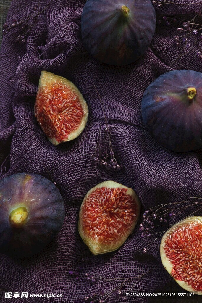 紫色背景上的新鲜无花果