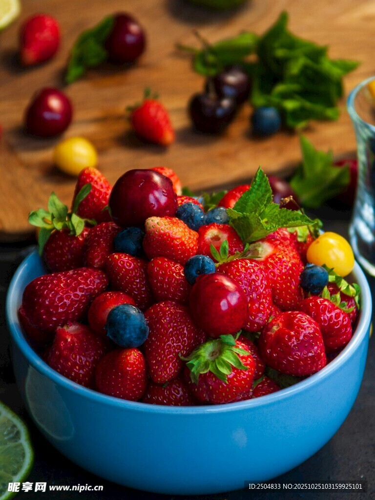 蓝碗中的多彩新鲜浆果