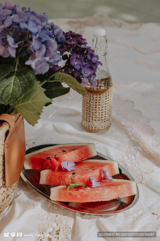夏日静物 西瓜与绣球花