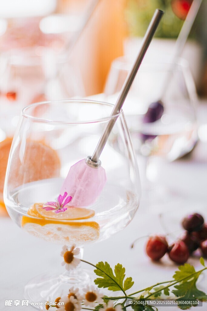 精致玻璃酒杯与装饰花卉