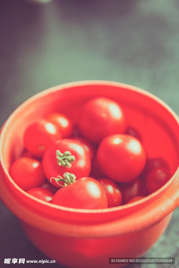 红碗中的新鲜小番茄