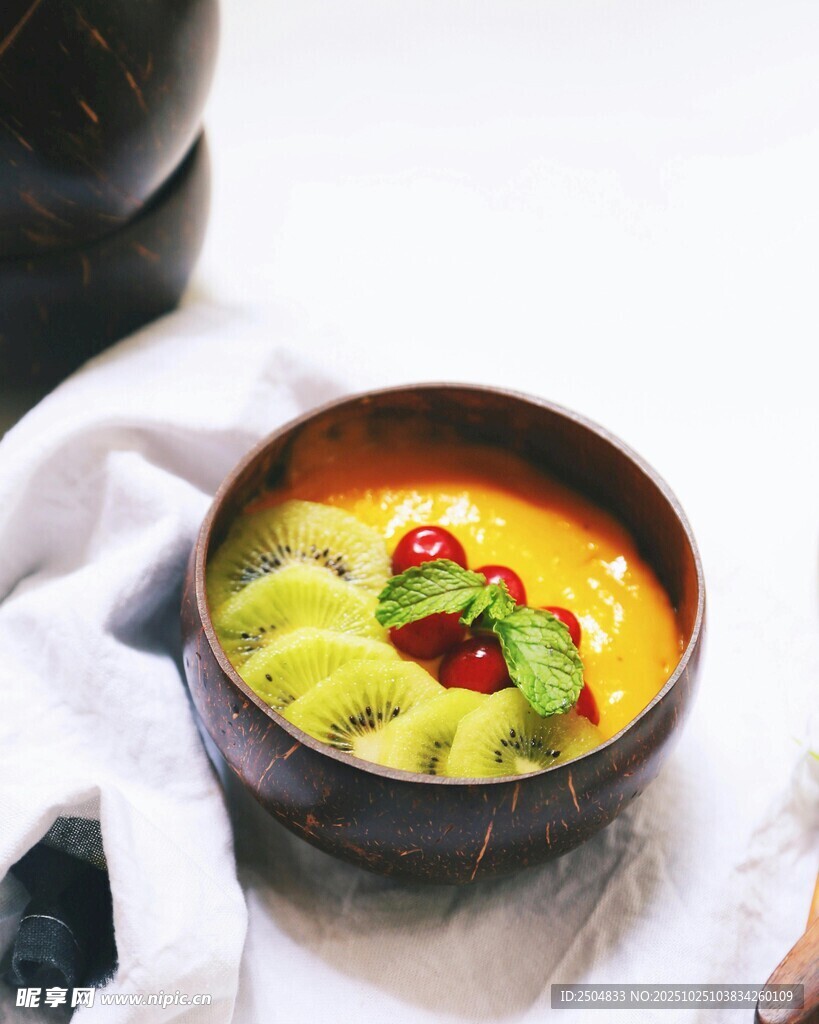 美味水果搭配的特色热汤
