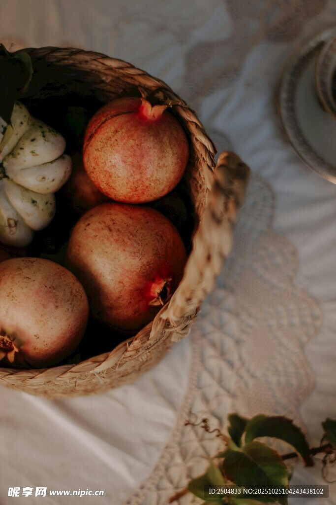 篮子里的新鲜蔬果与石榴