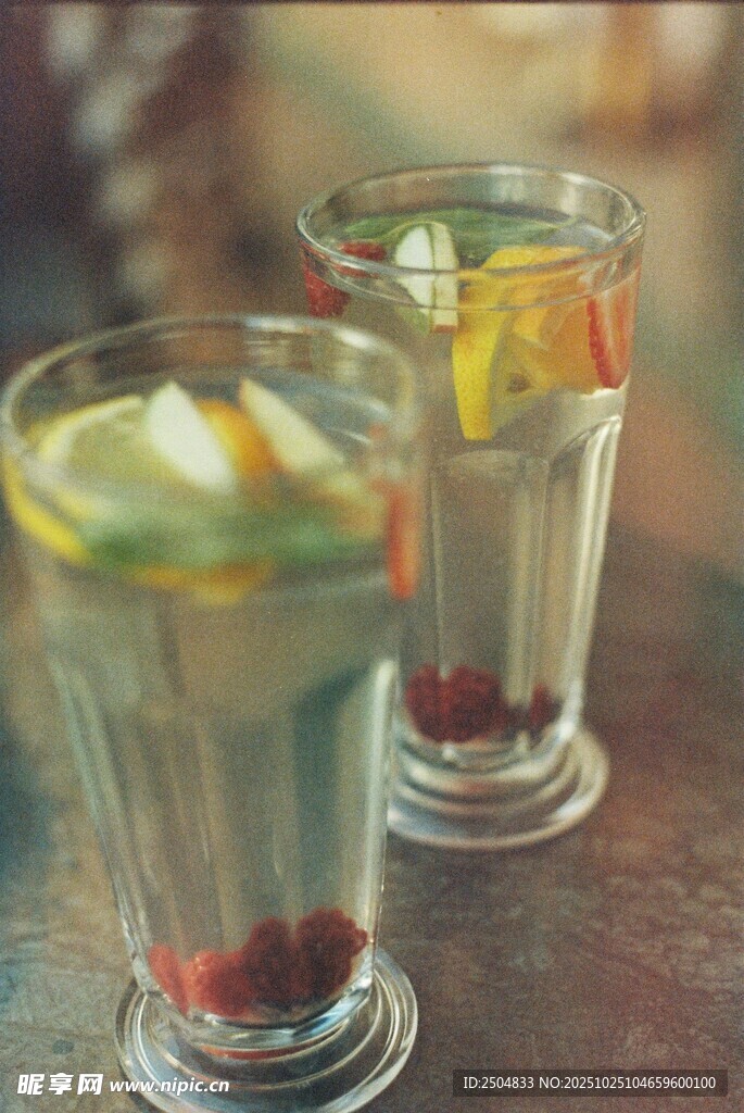 两杯清新水果茶饮