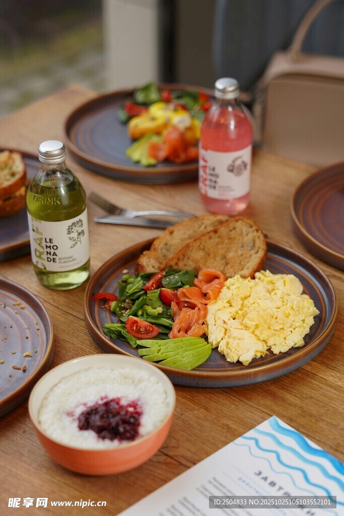 丰盛早餐摆放在木质餐桌上