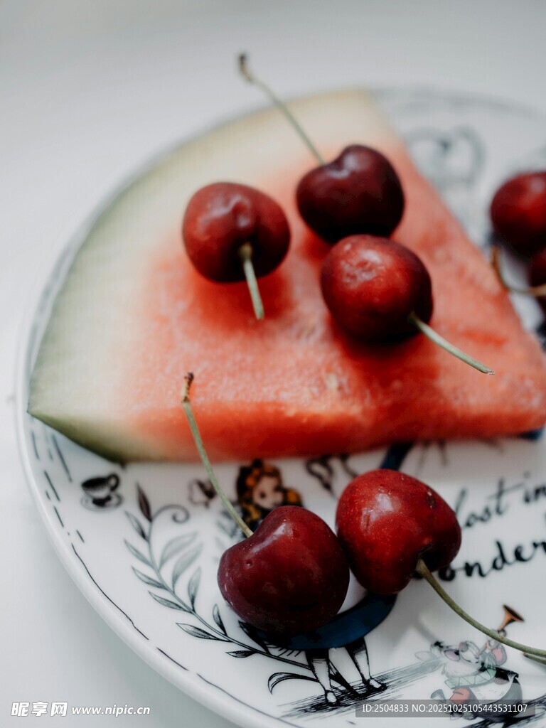 西瓜配樱桃的清新组合