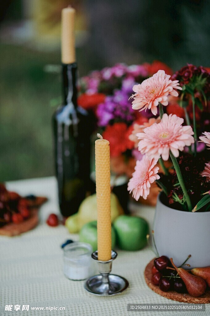 户外浪漫餐桌美食花卉场景