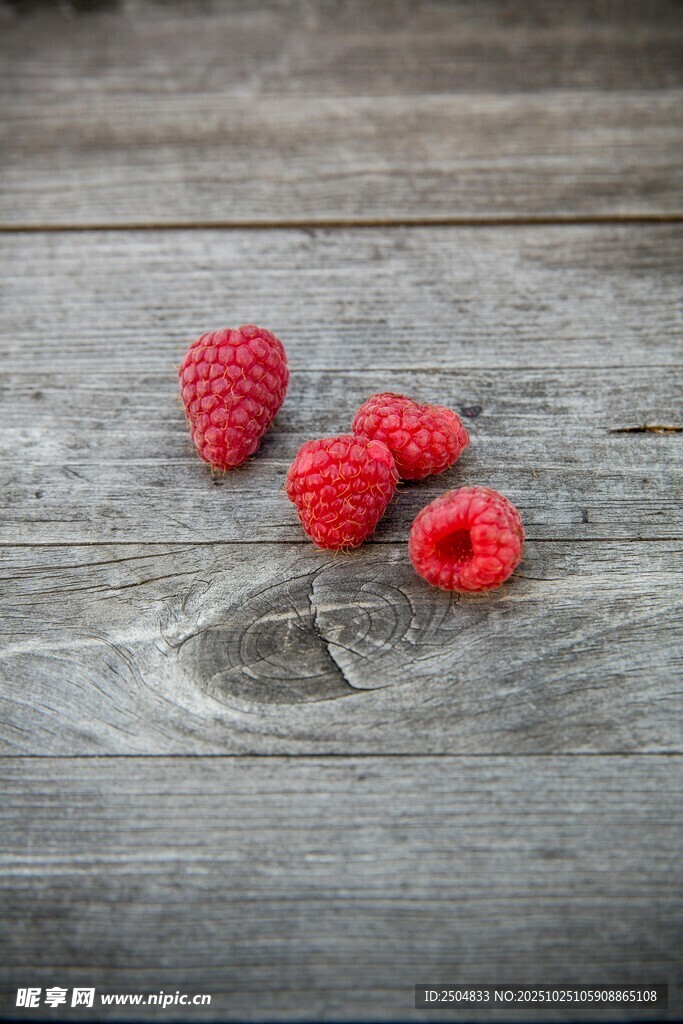 木桌上的几颗新鲜树莓