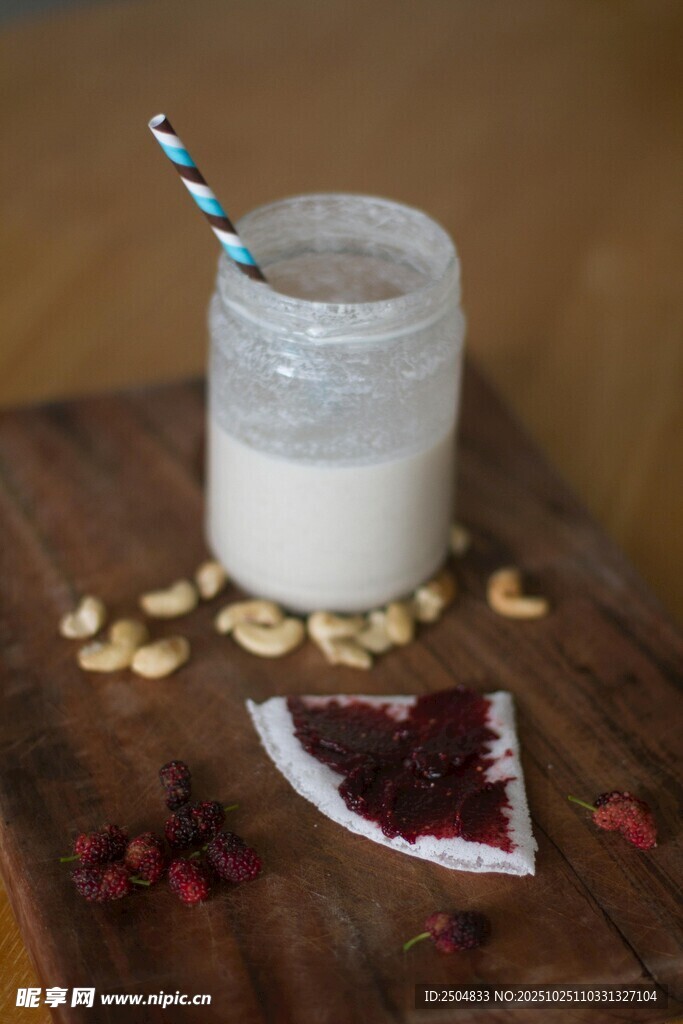 玻璃杯中的饮品与周边零食