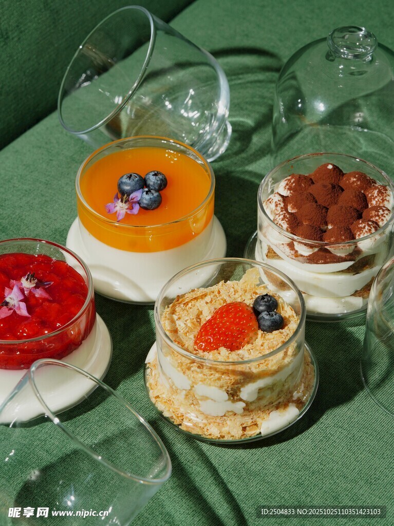 精致甜点与玻璃器皿组合