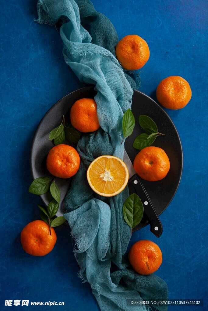 蓝底上的橘子与蓝布搭配