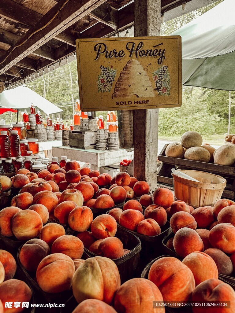 集市上的大量鲜桃售卖