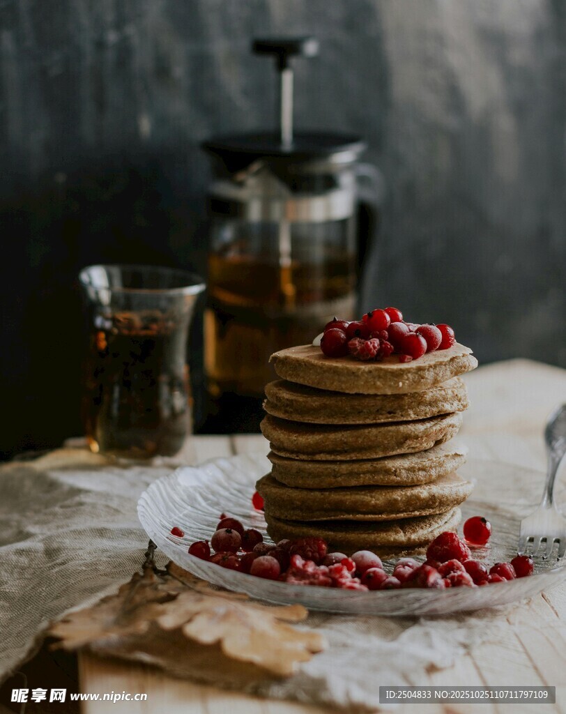 美味堆叠的蔓越莓松饼