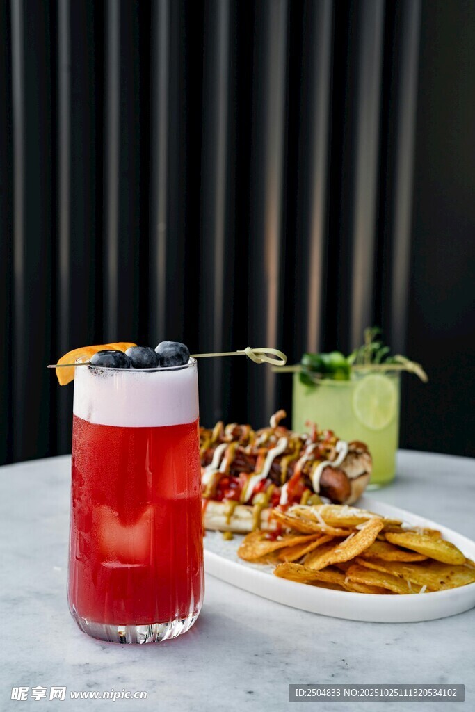 红色饮品配美味小吃