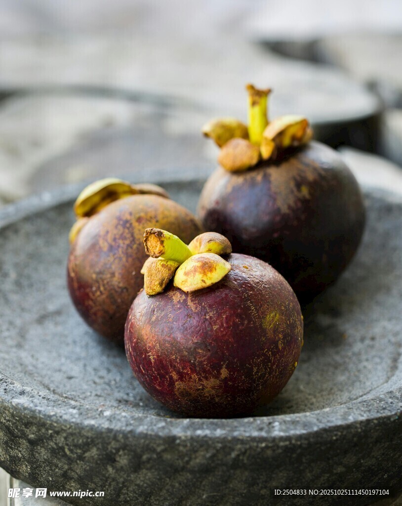 石盘上的新鲜山竹