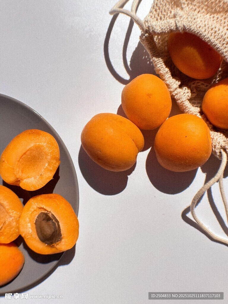 新鲜杏子 饱满诱人