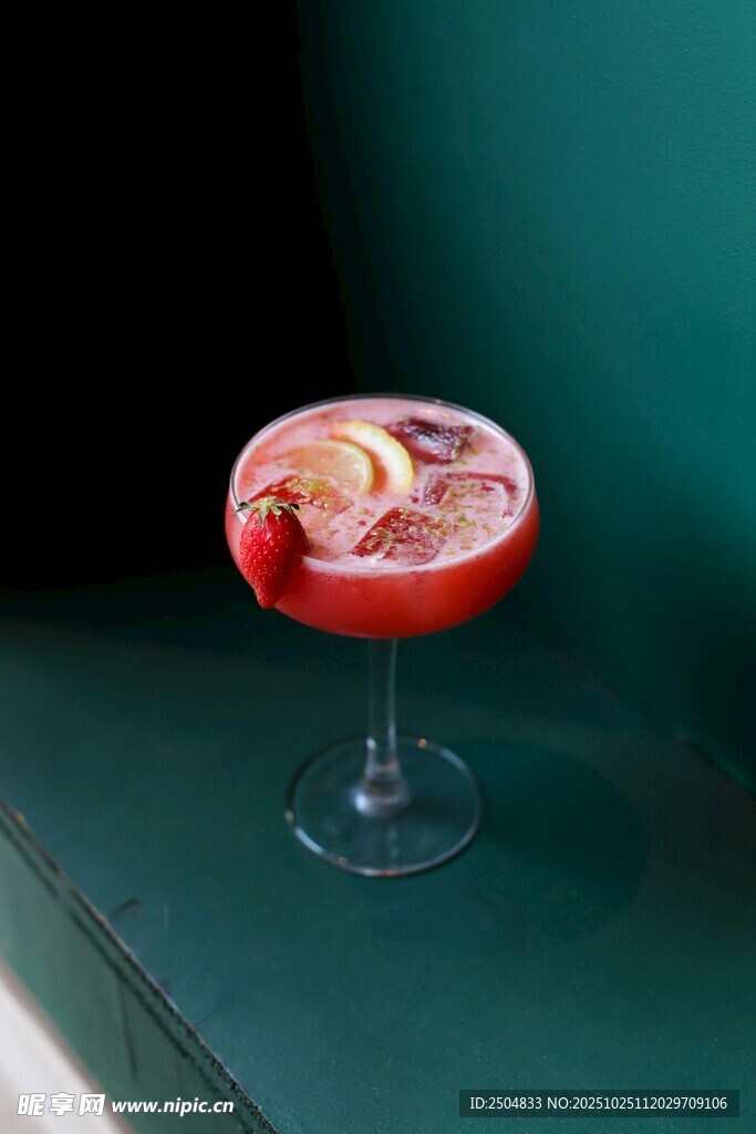 红色水果鸡尾酒特写