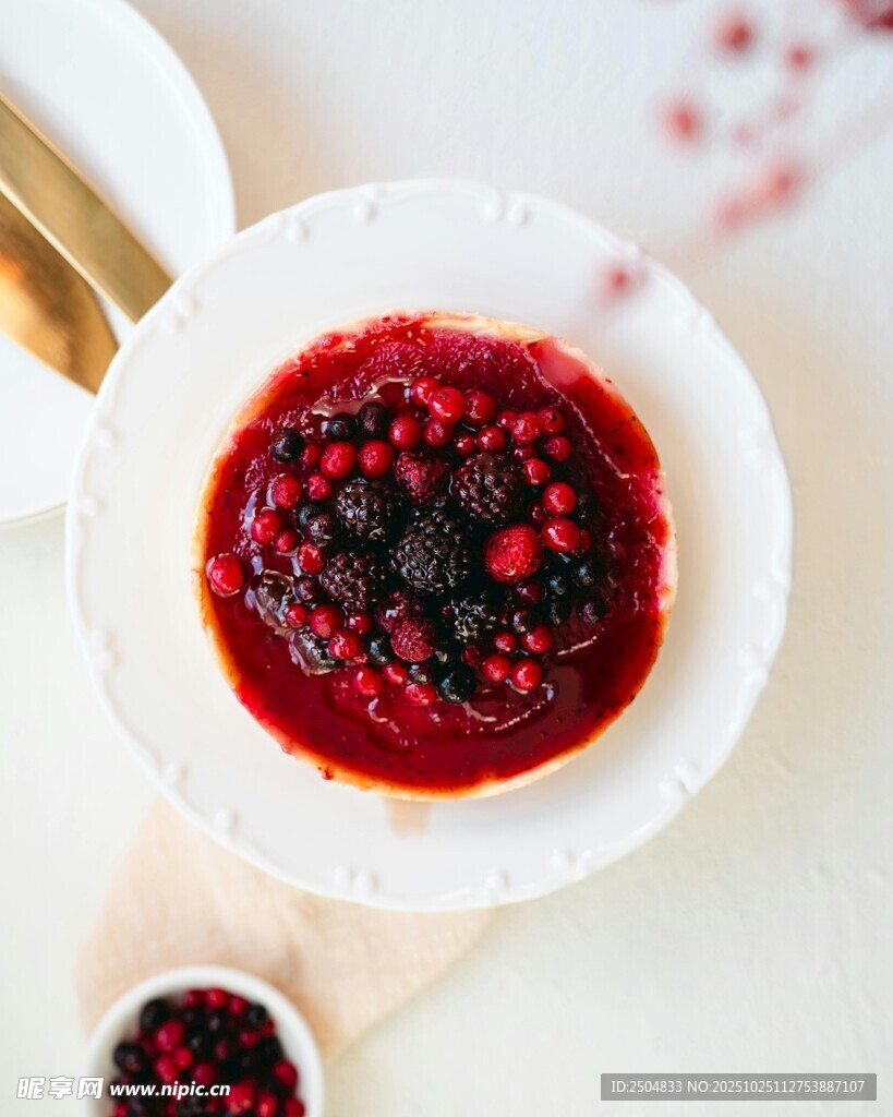 美味浆果果酱装点盘中
