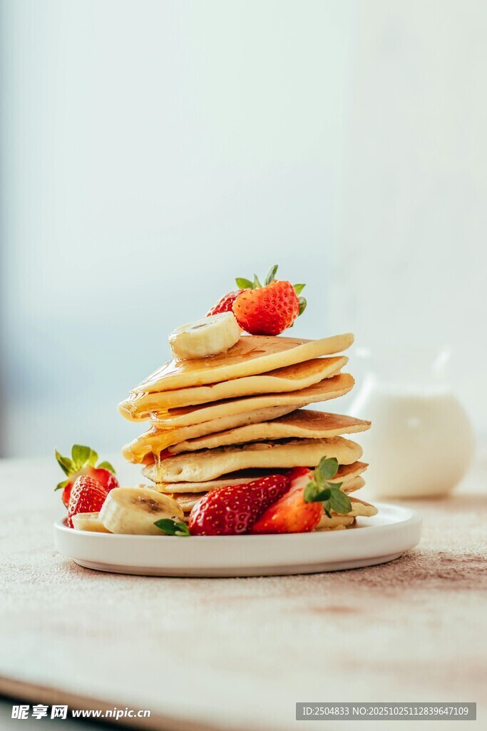 草莓松饼堆叠在白色盘子上