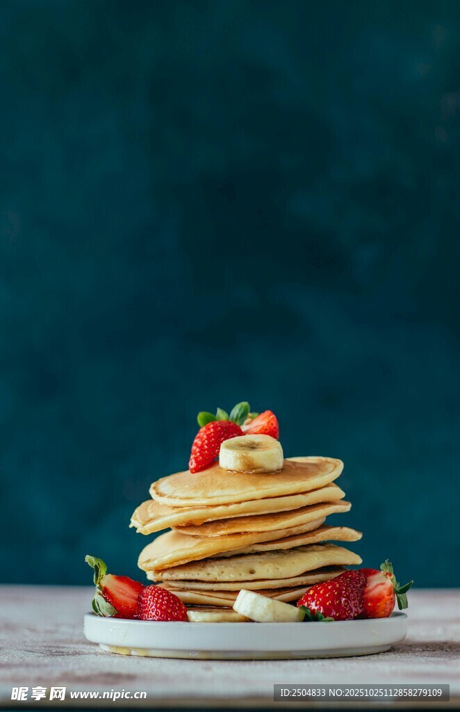 草莓装饰的美味松饼堆叠