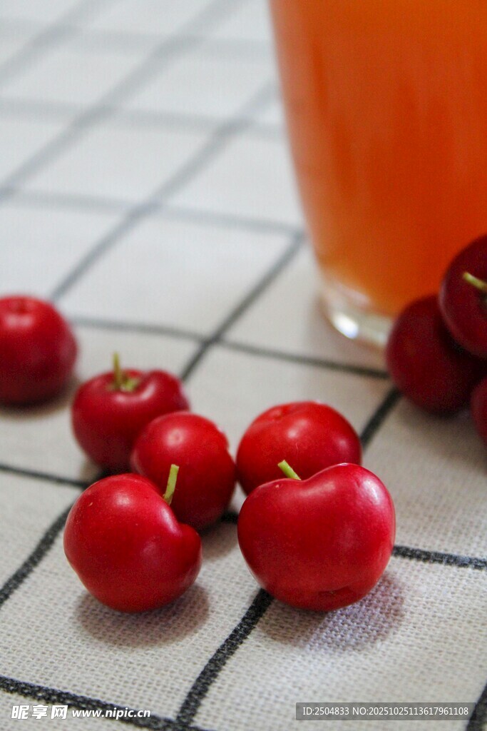 新鲜樱桃与橙色饮品