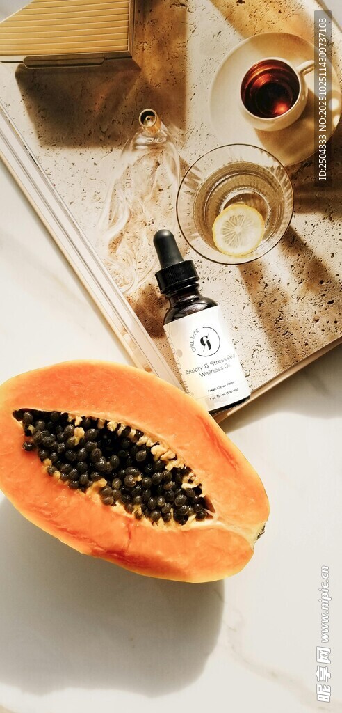 切开的木瓜与周边物品