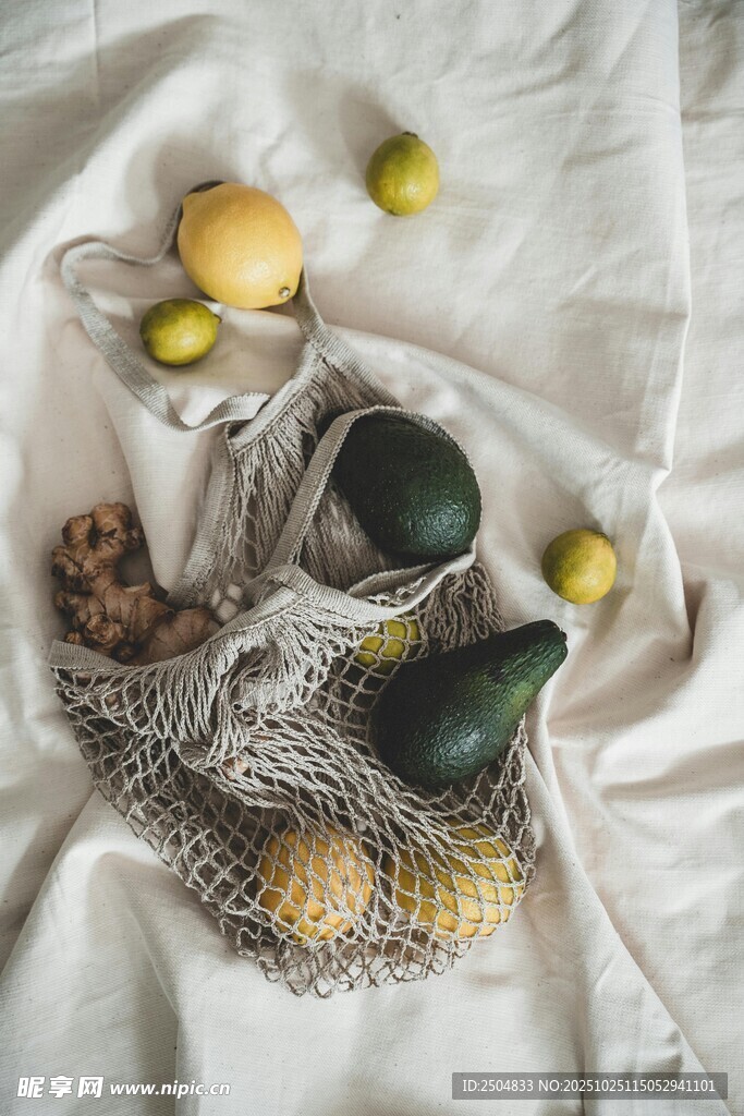 网袋中的多样新鲜蔬果