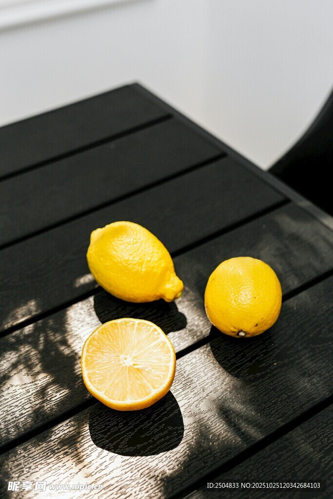 阳光下的新鲜柠檬