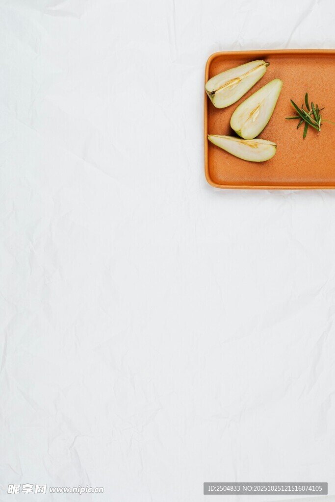 橙色砧板上的切片食物