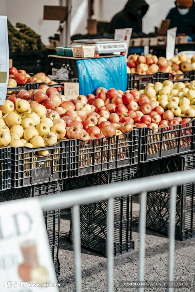 市场摊位上的多彩水果