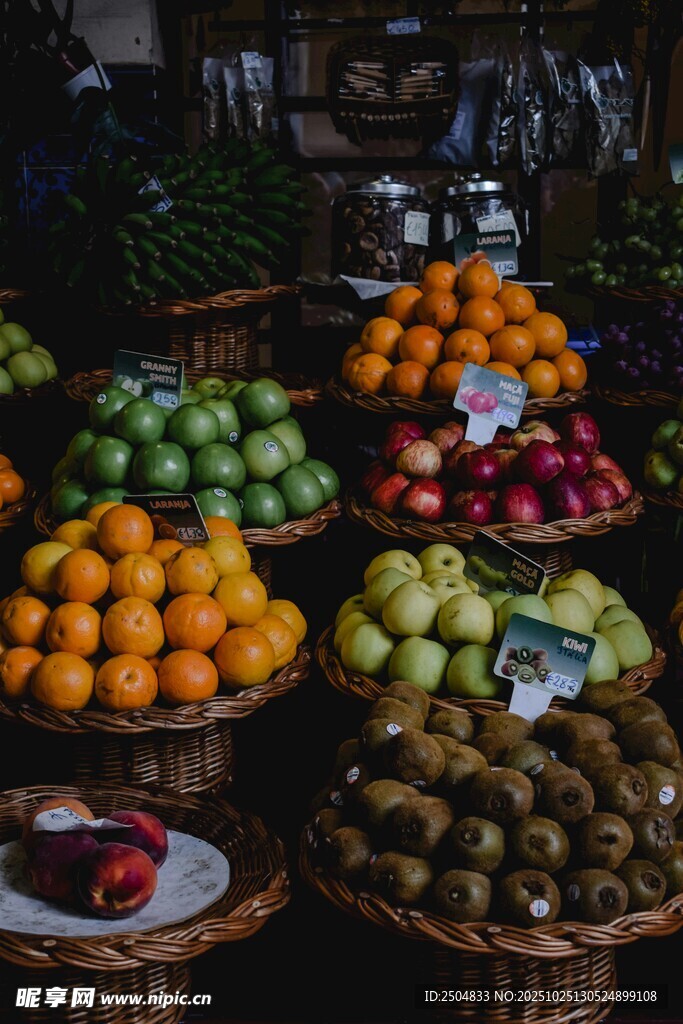 多彩水果摊位展示