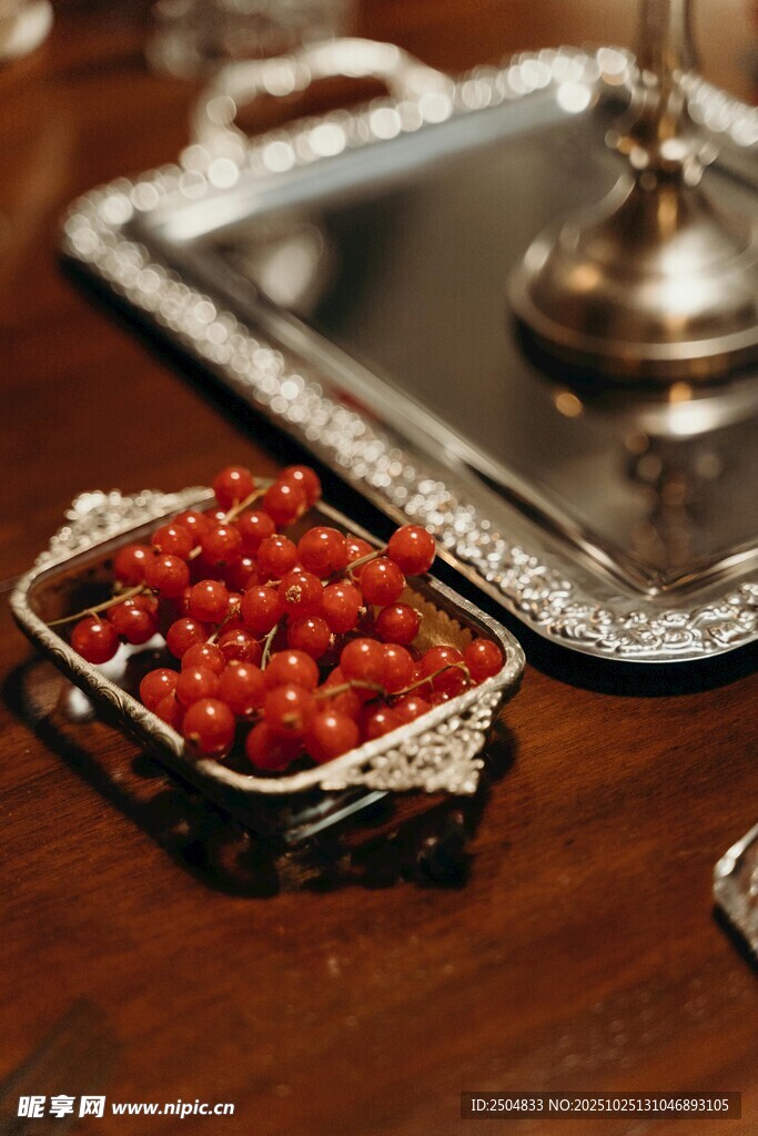 银盘旁盛放的鲜红浆果