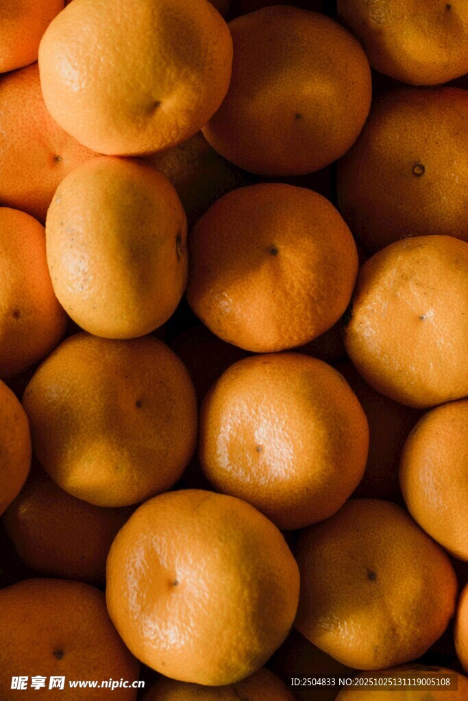 一堆新鲜的黄澄澄土豆